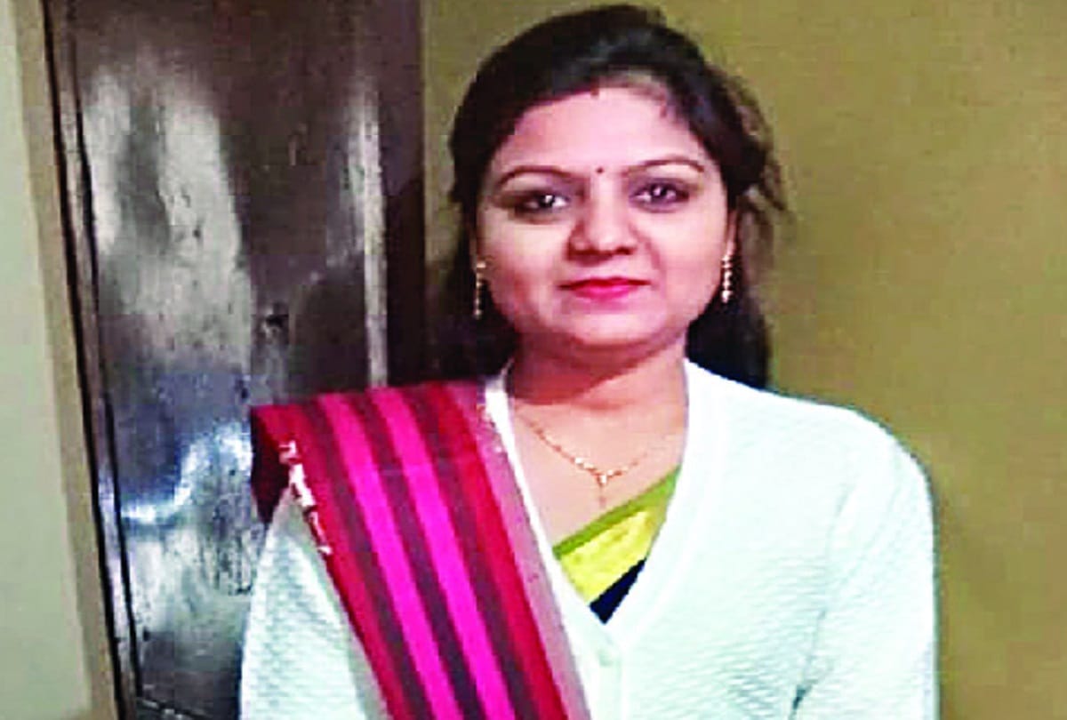 Husband did not congratulate on wedding anniversary then wife hanged in delhi