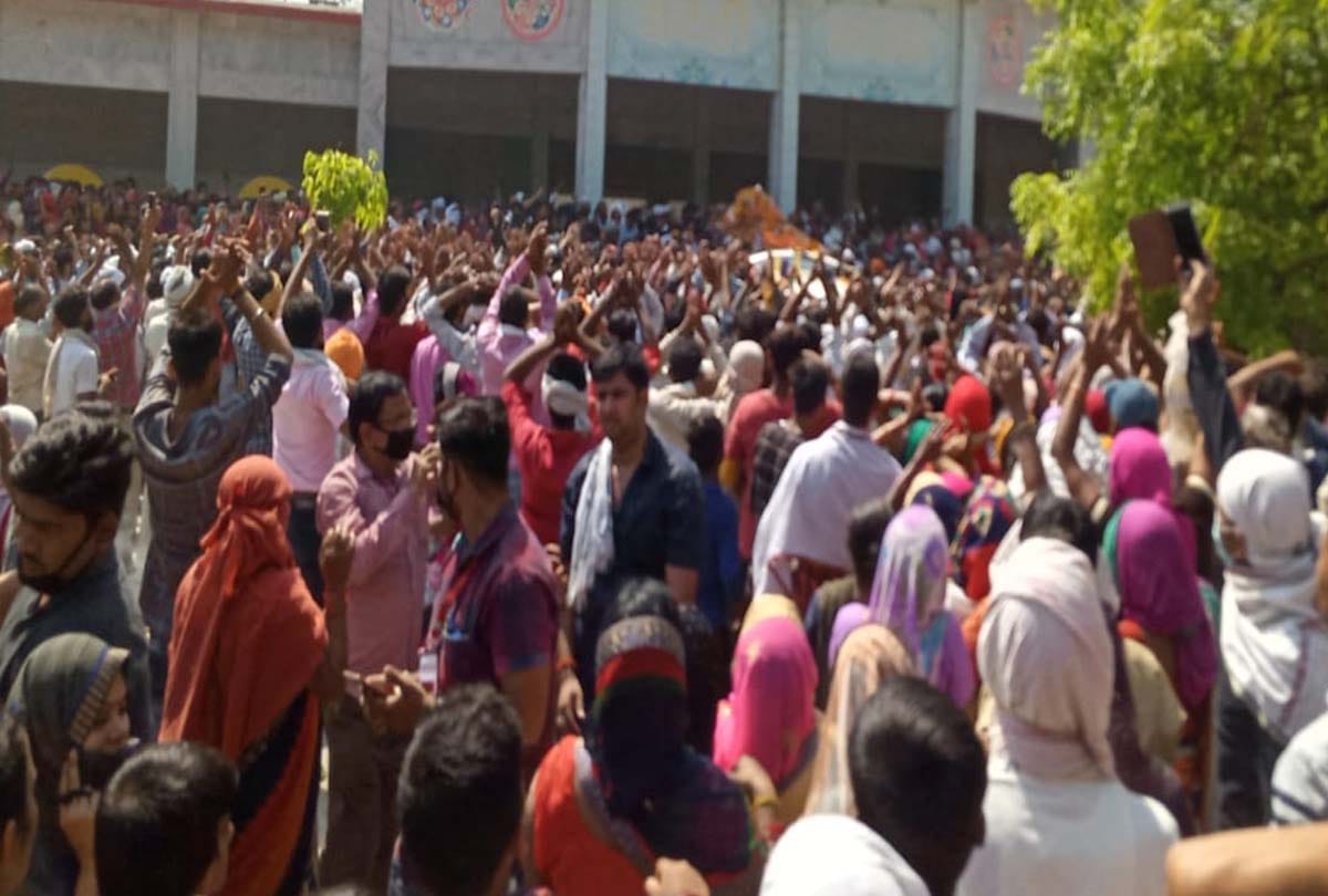 Shobhan Sarkar Death News in Hindi: Baba Shobhan Sarkar last rite, crowds thronged, people did not followed social distancing, see photos