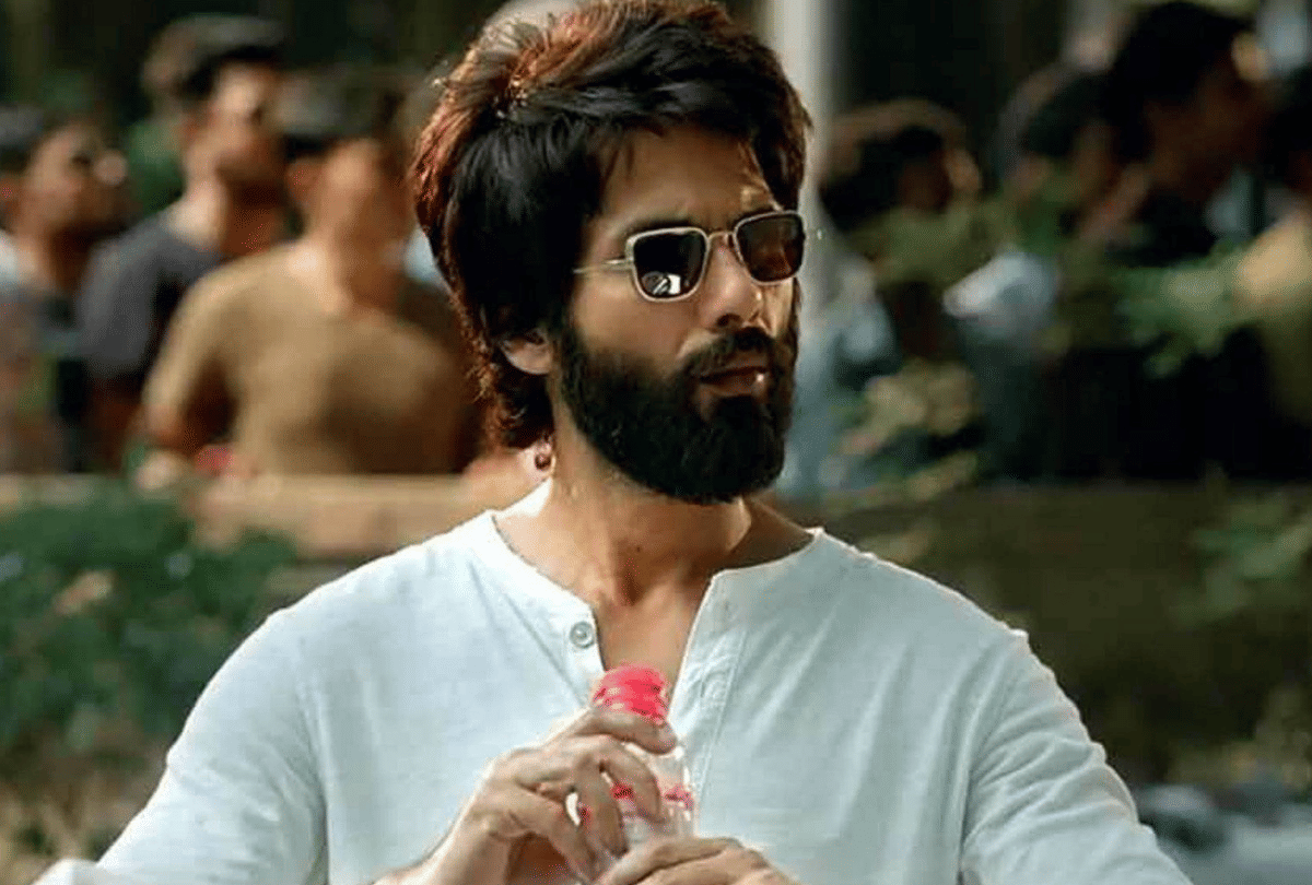 Shahid Kapoor photo posing in swimming pool goes viral on internet