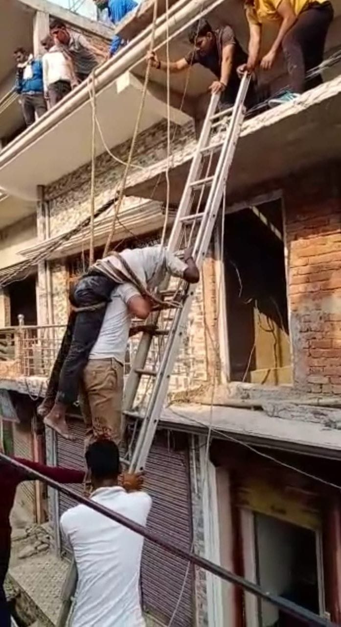 Roof bar fell while opening the cam, two laborers injured