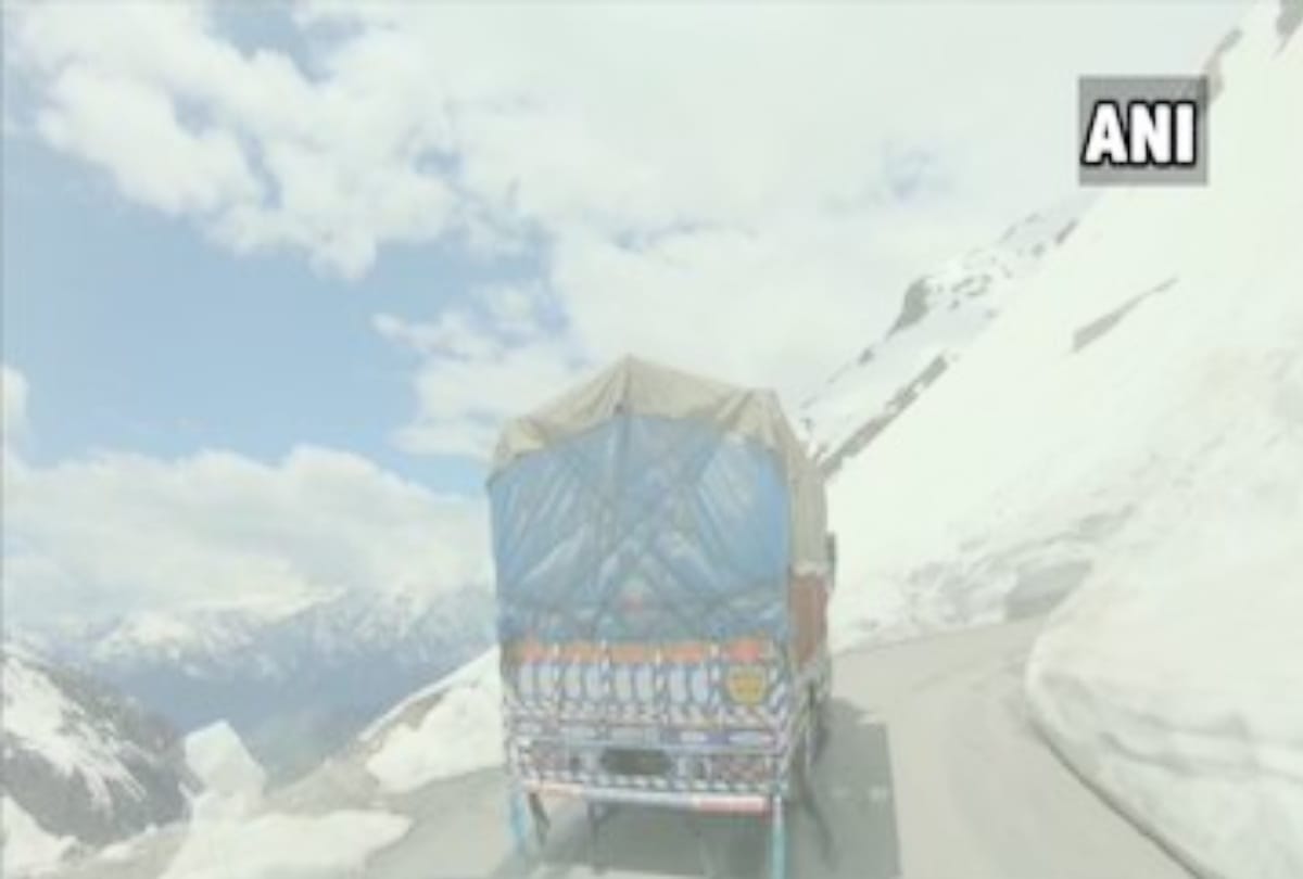 296 farmers reached Lahaul in 83 vehicles by crossing snow-covered Rohtang Pass