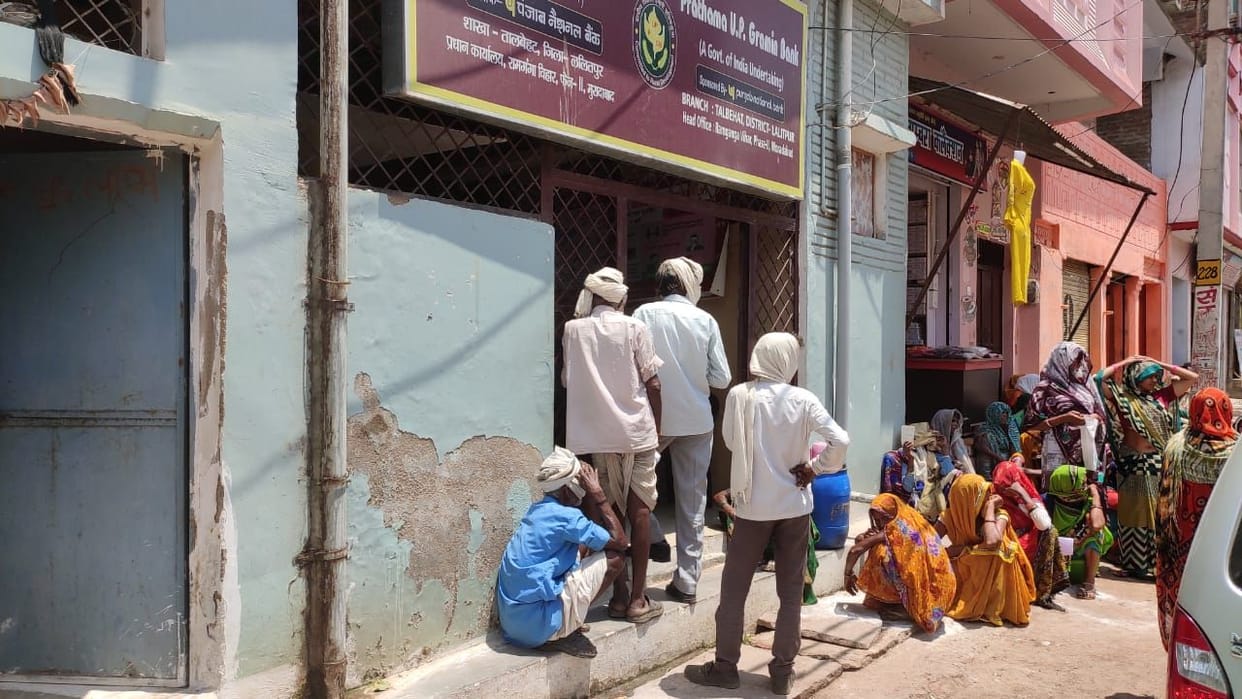 social distancing violated in banks and offices