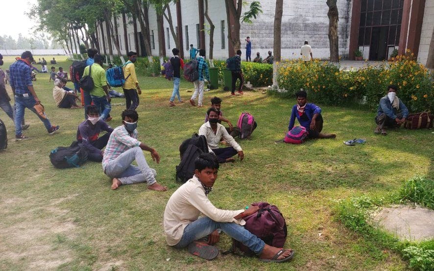 10 workers on foot transport to shelter