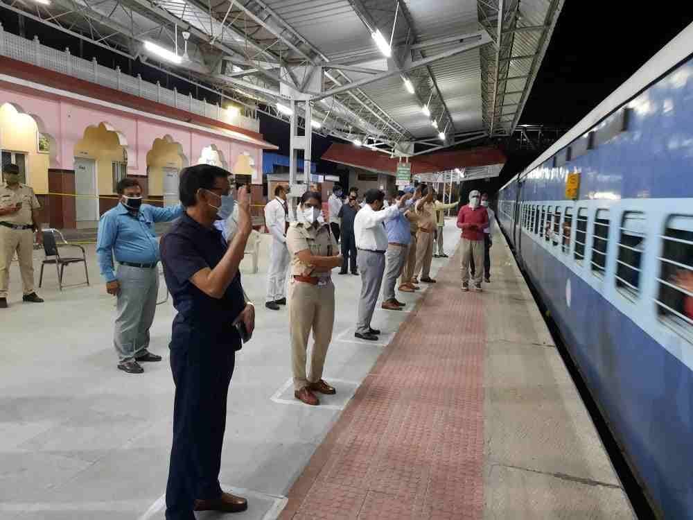 1601 laborers sent by train to madhya pradesh