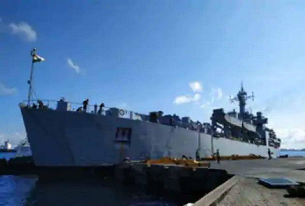 INS Kesari reached Maldives with 580 tons of food