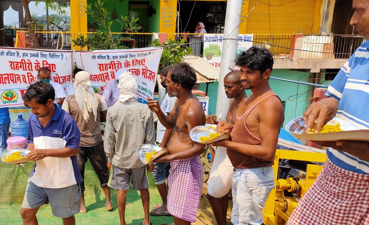 Prayas Sanstha tried to alleviate the suffering of the passers by giving them food and water.