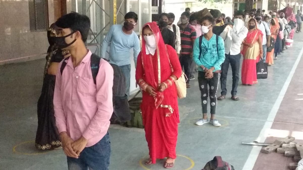 Lockdown in india Special train arrived mau from amritsar to Azamgarh with laborers