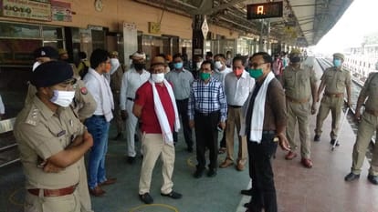 Lockdown in india Special train arrived mau from amritsar to Azamgarh with laborers