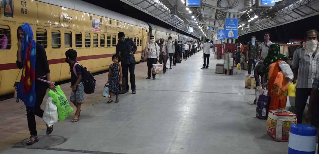 Train reached Pratapgarh carrying 1275 workers from Ludhiana