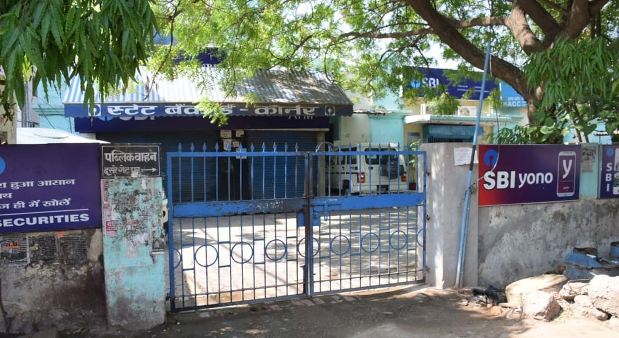 Pratapgarh: Locks in banks, ATMs become empty as soon as hotspots are created