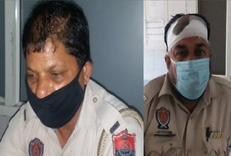Attacked on two policemen posted on barrier in Punjab