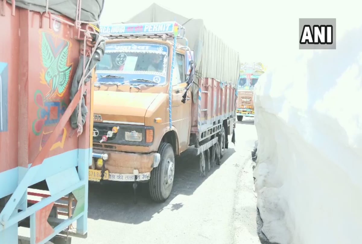 296 farmers reached Lahaul in 83 vehicles by crossing snow-covered Rohtang Pass