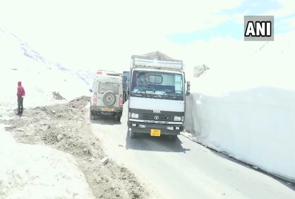 296 farmers reached Lahaul in 83 vehicles by crossing snow-covered Rohtang Pass