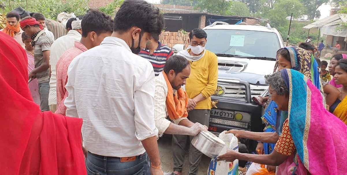 Migrants distributed lunch packets to the poor
