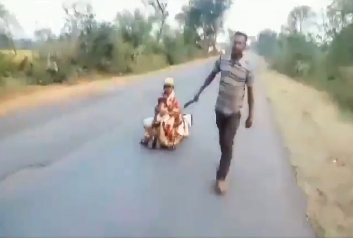 A laborer walks 800 km for 17 days with the wife and daughter sitting on the hand cart from Hyderabad to Madhya Pradesh