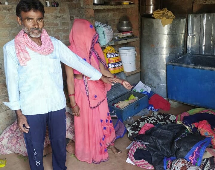 One lakh theft including jewelry and cash