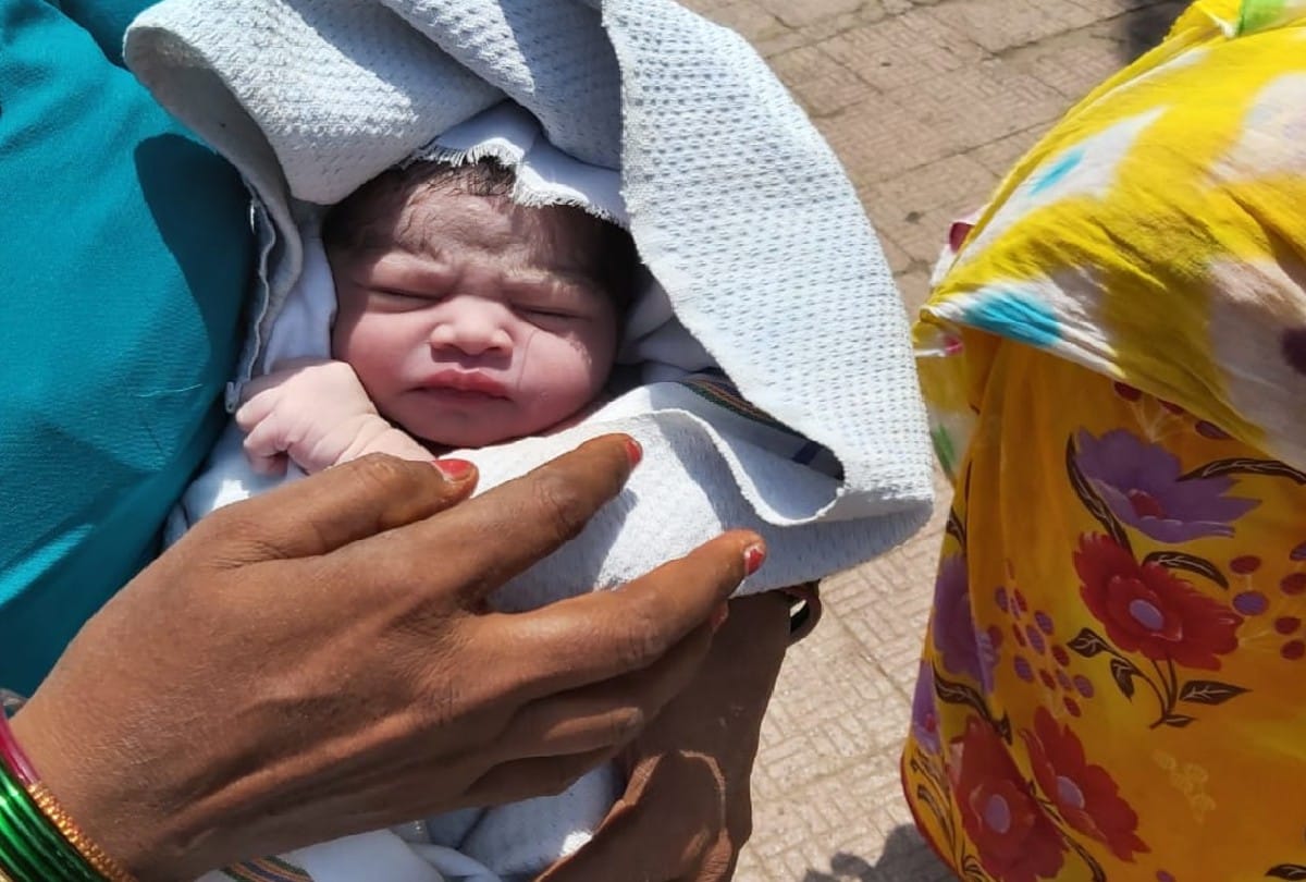 Woman Gives Birth Baby In Shramik Special Train Agra News