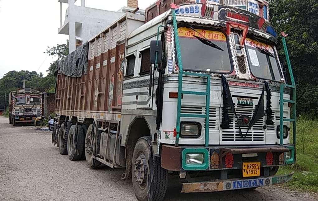 Three trucks caught stealing stones from the river