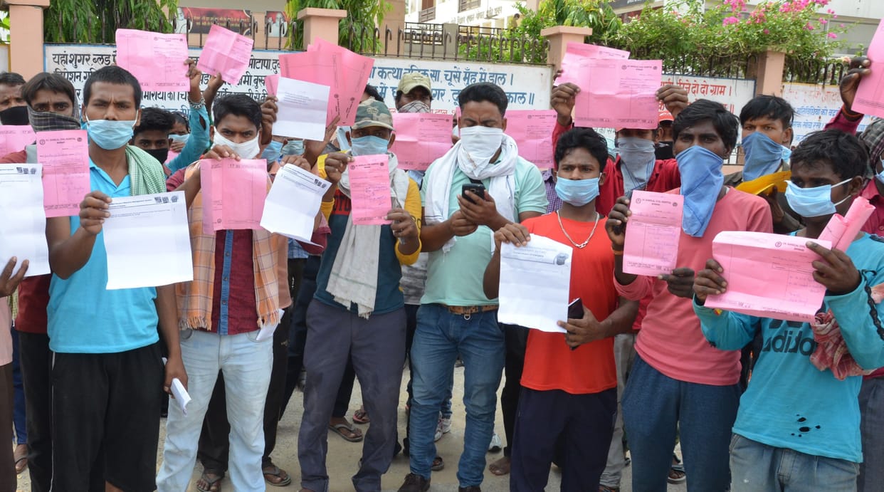 Police drove away the migrants who gathered in the kirorimal park.