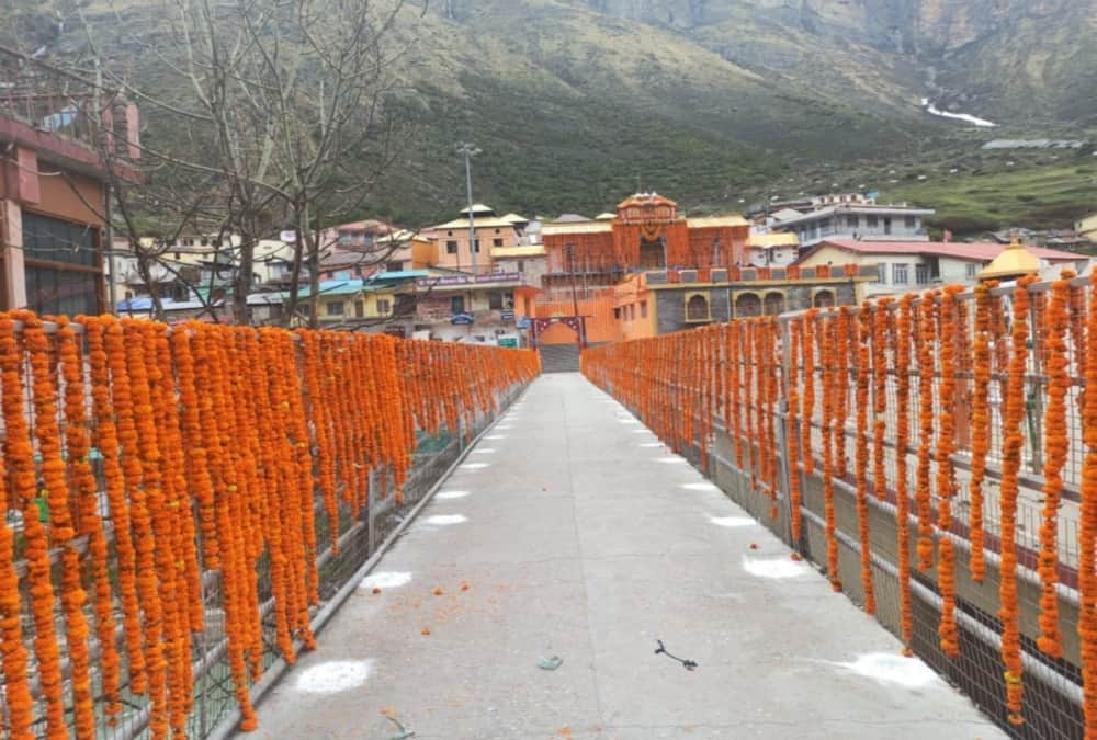 Char dham yatra 2020:Badrinath dham Decorated with 10 quintal Flowers before Portal Open