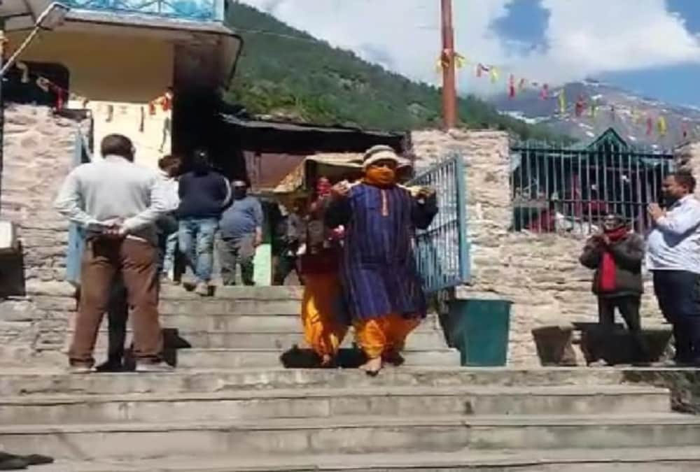 Char dham yatra 2020:Badrinath dham Decorated with 10 quintal Flowers before Portal Open
