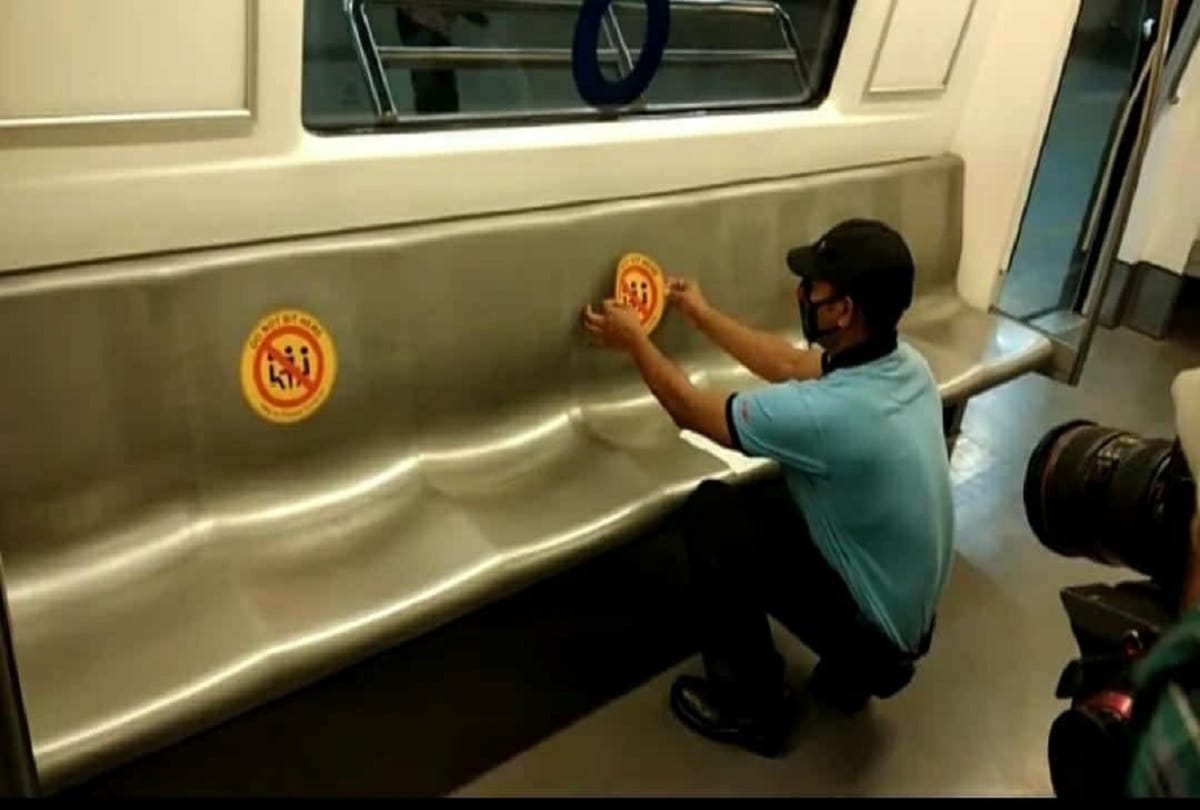 Delhi metro maintenance work on progress only smart cards will be used during travel phase 4 work going on