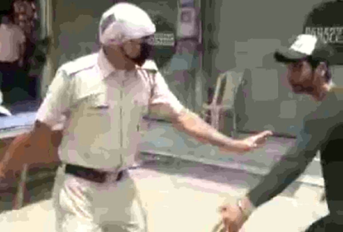 Policeman beat up scooty rider in Faridabad