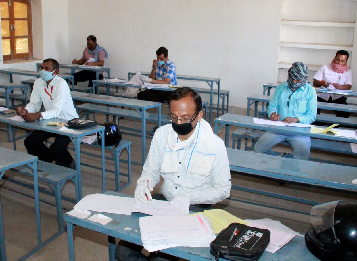 dusre din char kendro pr janchi gyi 15 hajar copiya