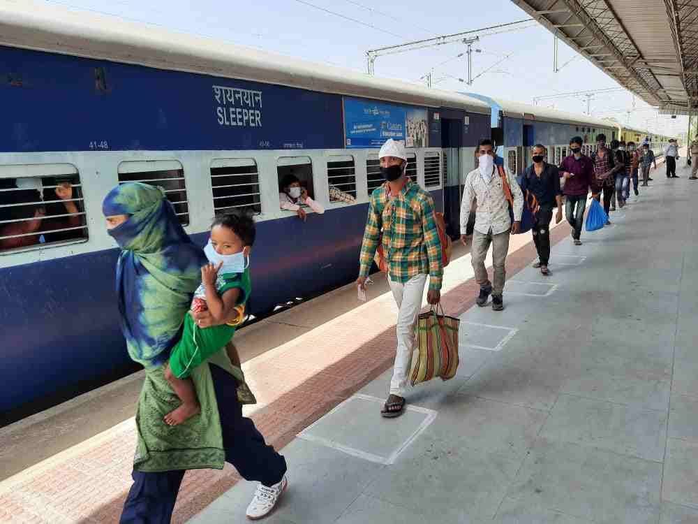 900 workers of UP are trapped in 30 villages of Sihama block