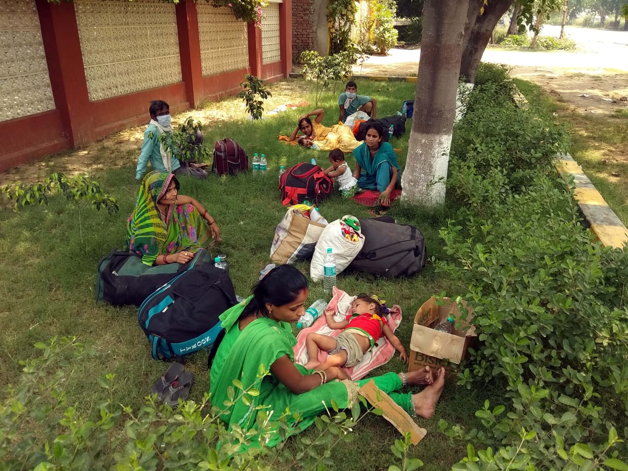150 migrant workers from five buses leave for their home district