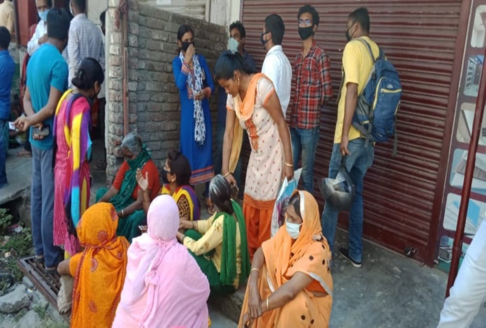 Uttarakhand lockdown latest news : Public Crowd without social distancing for Open Account in post office dehradun