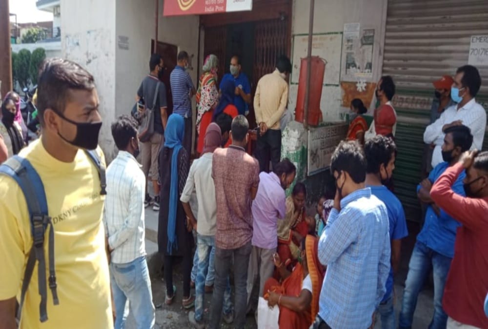 Uttarakhand lockdown latest news : Public Crowd without social distancing for Open Account in post office dehradun