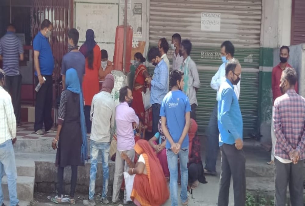 Uttarakhand lockdown latest news : Public Crowd without social distancing for Open Account in post office dehradun