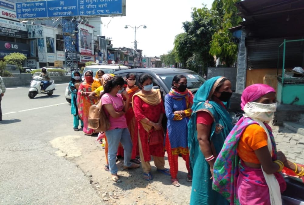 Uttarakhand lockdown latest news : Public Crowd without social distancing for Open Account in post office dehradun