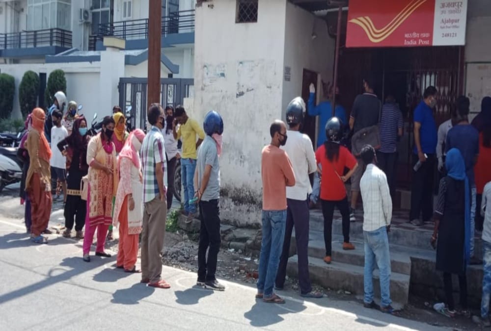 Uttarakhand lockdown latest news : Public Crowd without social distancing for Open Account in post office dehradun