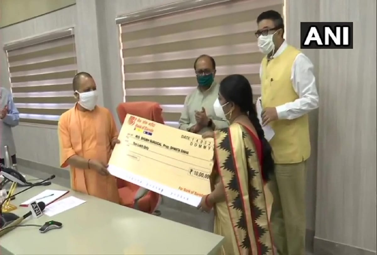 UP CM hands over cheques to people involved in MSME as a part of online loan fair