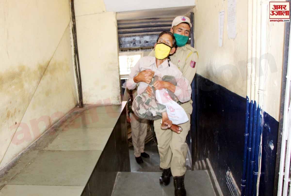 jammu kashmir Policeman picked disabled person in his lap and took him to bank