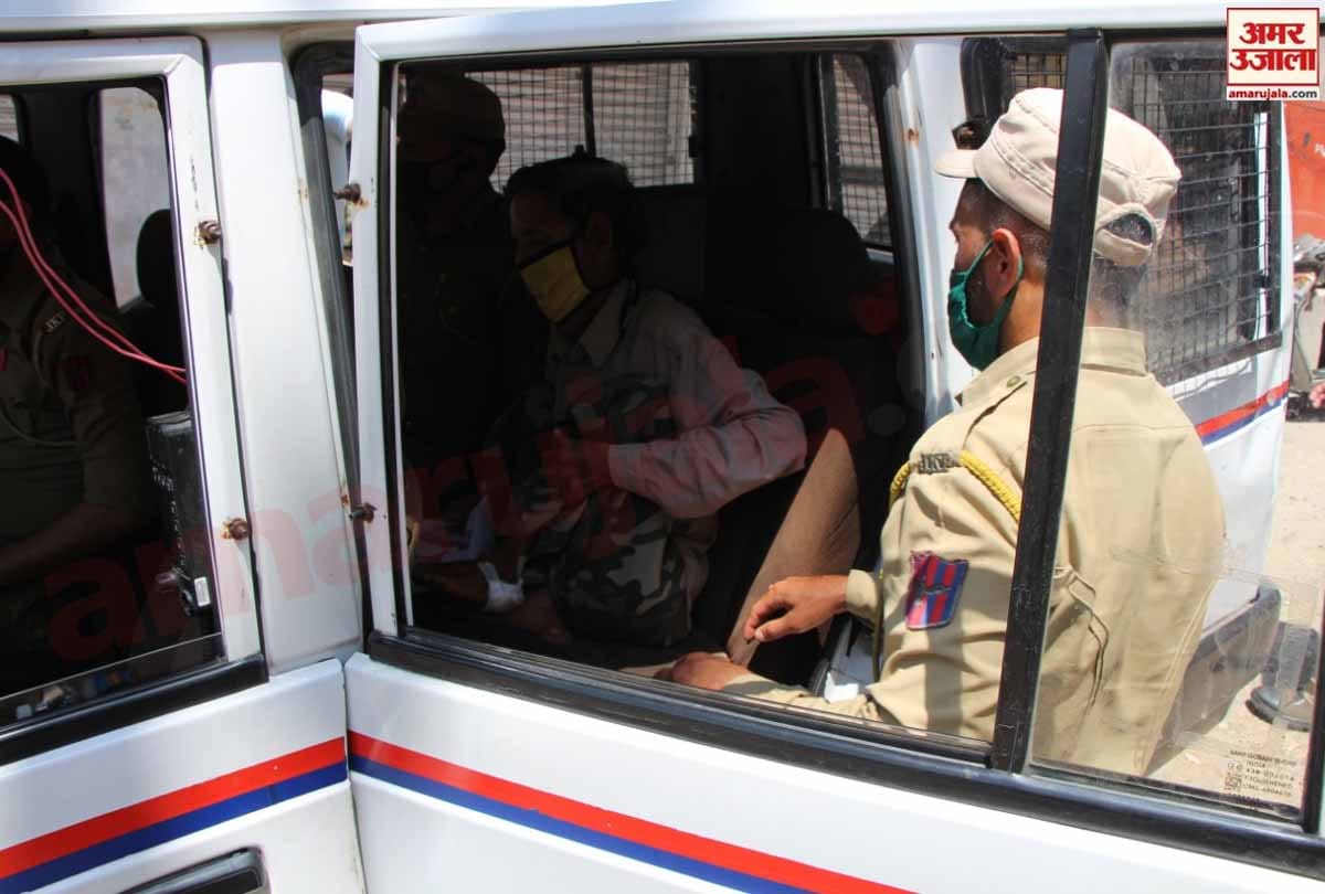 jammu kashmir Policeman picked disabled person in his lap and took him to bank
