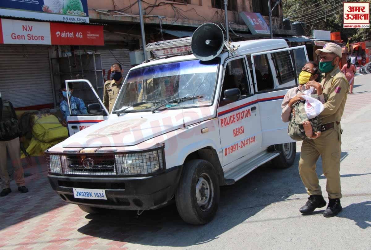 jammu kashmir Policeman picked disabled person in his lap and took him to bank