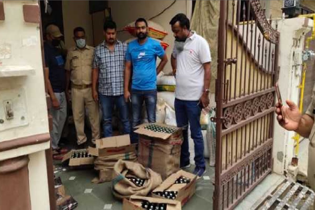 UP Update News, SOG team raids in Prabhat Nagar of Meerut and 10 box of liquor recovered