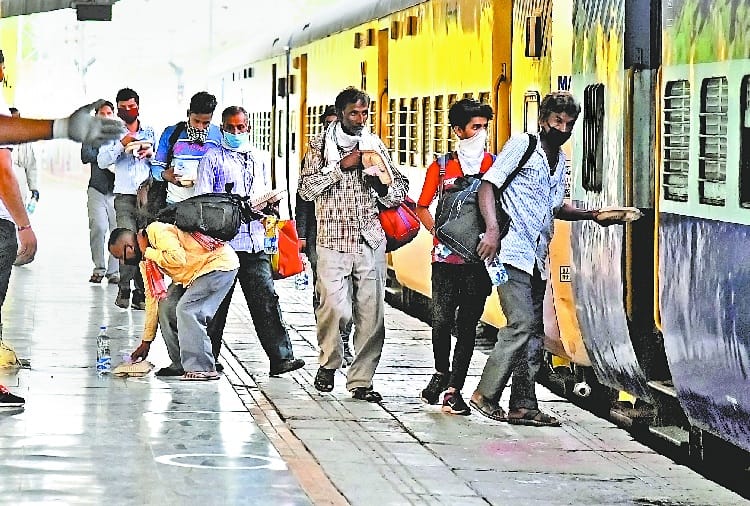 Coronavirus, Lockdown, Migrant Workers Left for Home from Chandigarh Railway Station