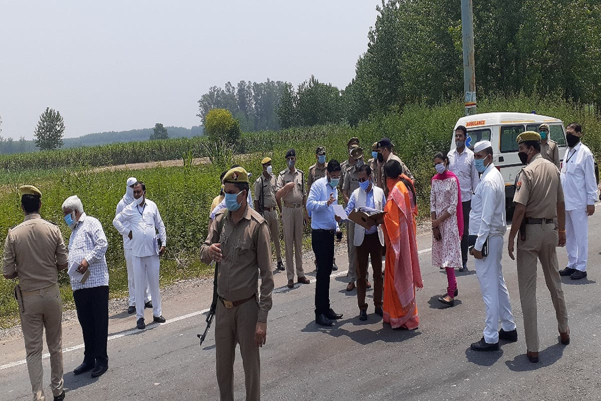 Muzaffarnagar Uttar Pradesh News in Hindi, Blood soaked slippers were on the road after death of six laborers of Bihar in road accident deo to Lockdown