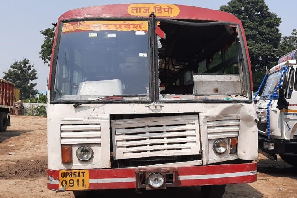 Muzaffarnagar Uttar Pradesh News in Hindi, Blood soaked slippers were on the road after death of six laborers of Bihar in road accident deo to Lockdown