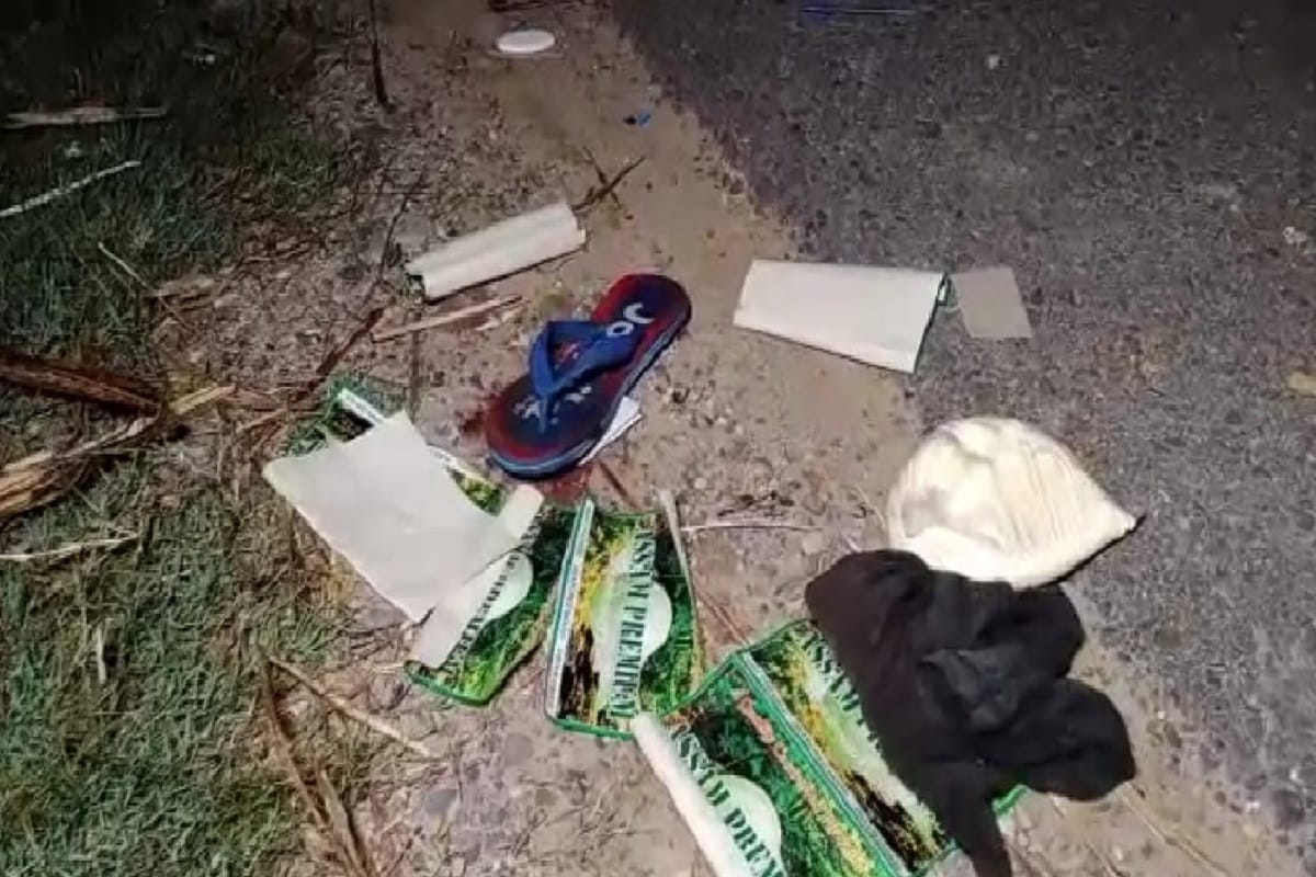 Muzaffarnagar Uttar Pradesh News in Hindi, Blood soaked slippers were on the road after death of six laborers of Bihar in road accident deo to Lockdown