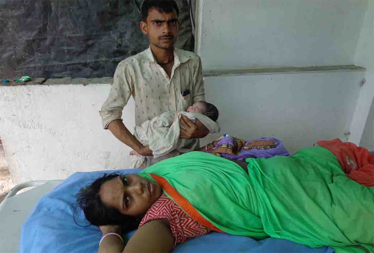 Lockdown: On-road delivery of woman returning from Mumbai with husband