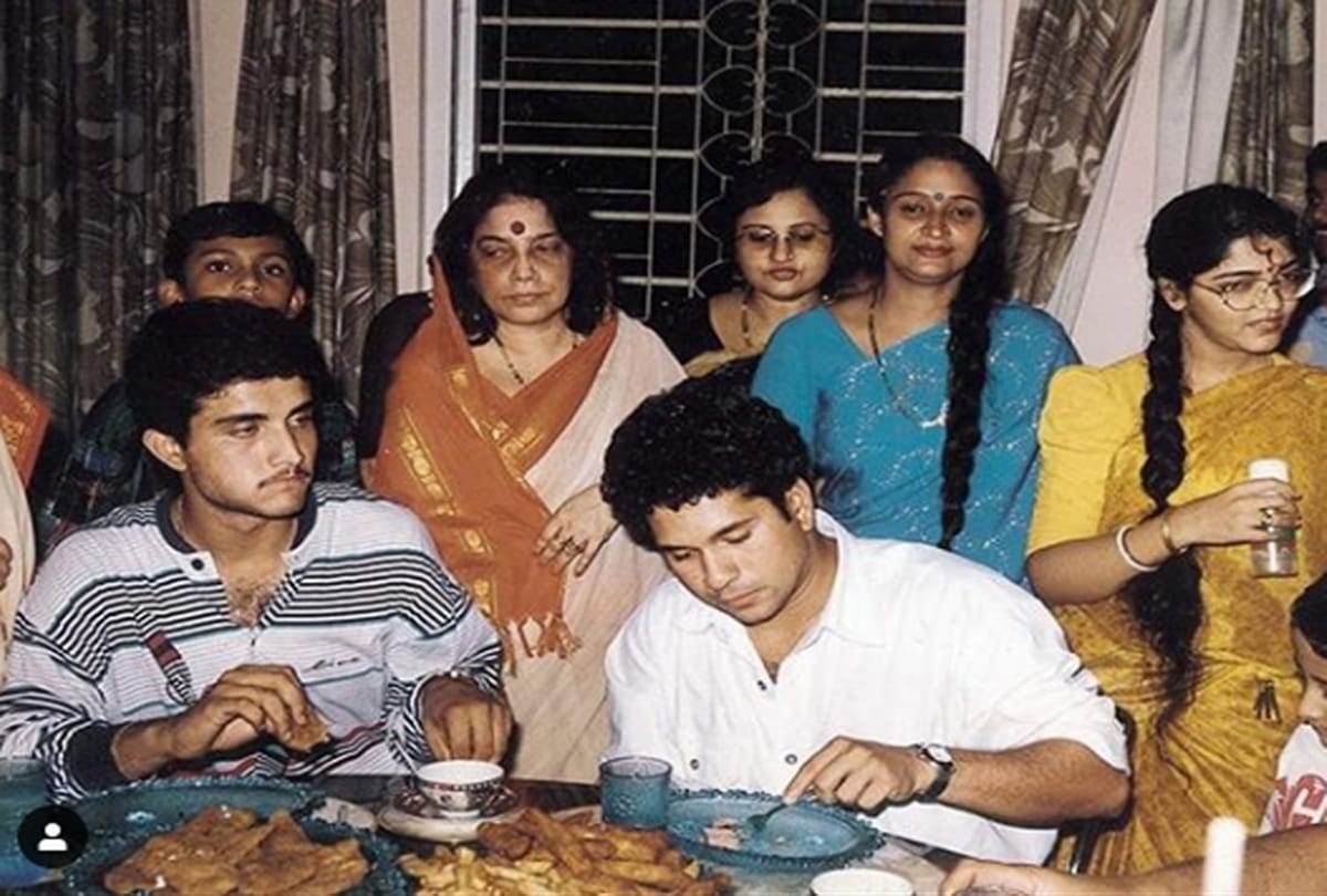 sachin tendulkar shares through back picture with sourav ganguly