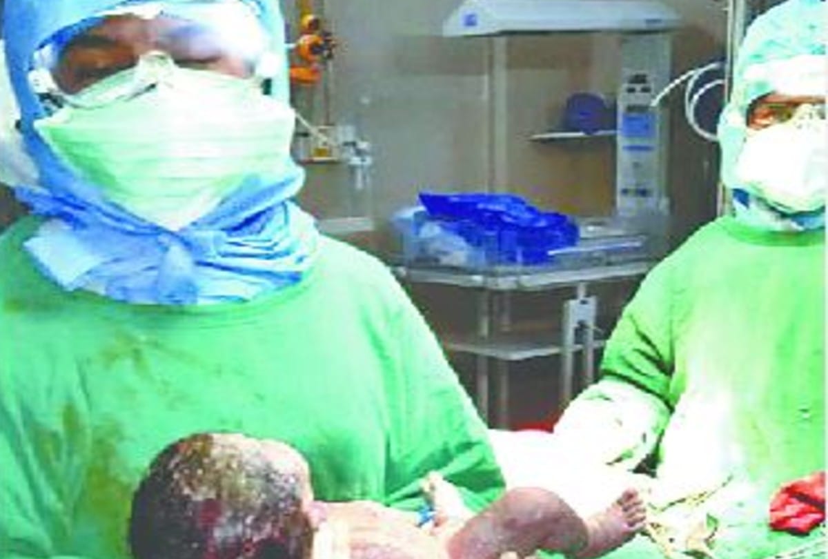 another corona infected woman gives birth to a child at SN Medical College Agra