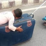 सूटकेस पर लेटा मासूम