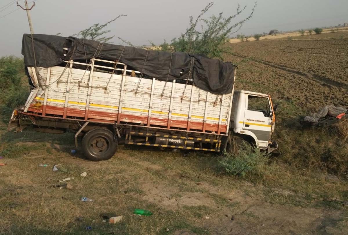 road accident in jalaun, two workers killed and five injured