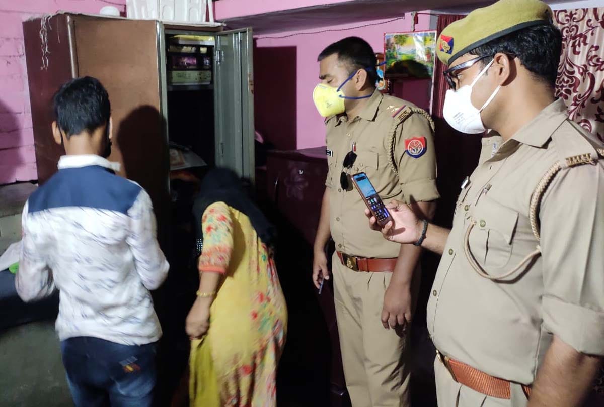 Lakhs of stolen in house in Banda